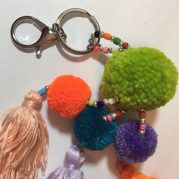 Pompom Keychain - Picture 5 of 5